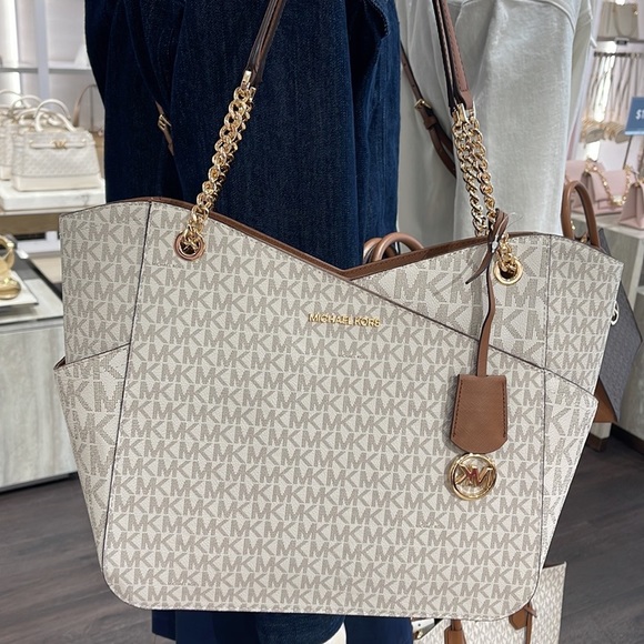 Michael Kors Jet Set Travel Large Chained Tote Shoulder Bag MK Vanilla 
NWT - Picture 2 of 16